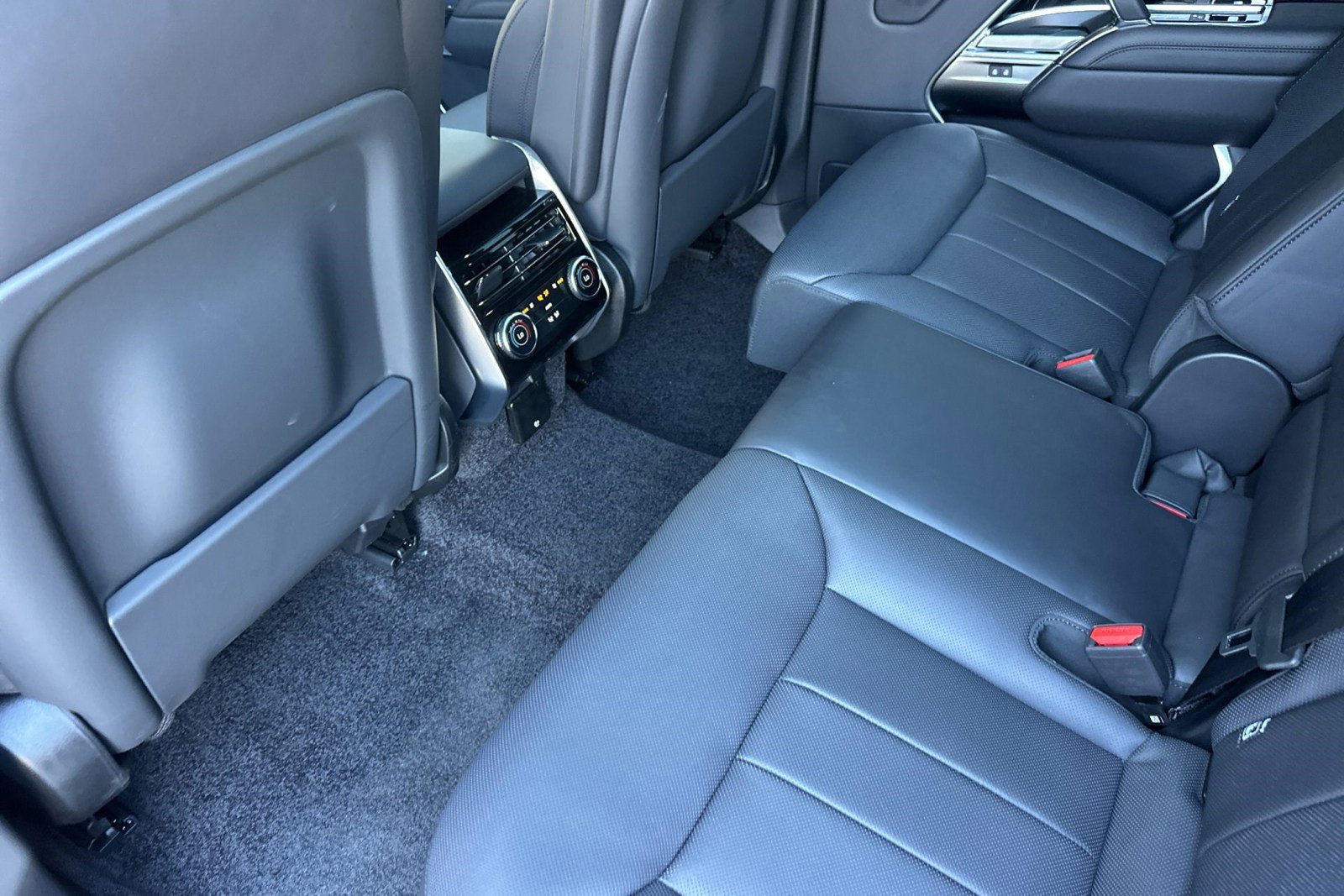 New 2026 Land Rover Range Rover Long Wheelbase SE image 15