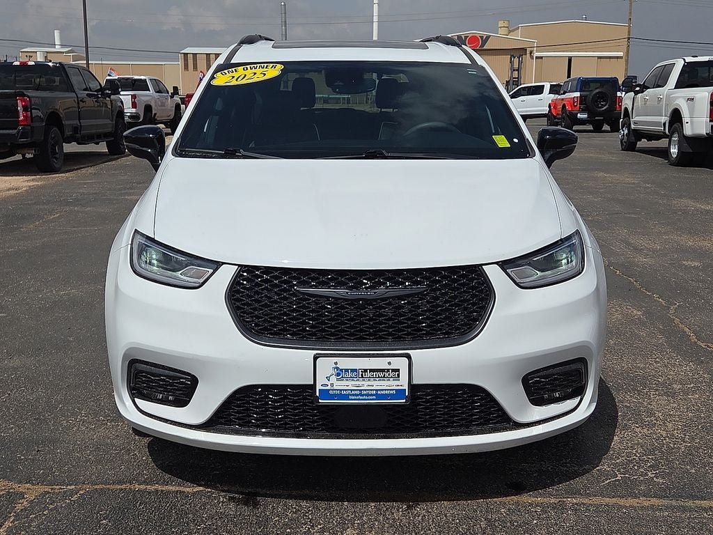 Used 2025 Chrysler Pacifica Limited FWD image 8