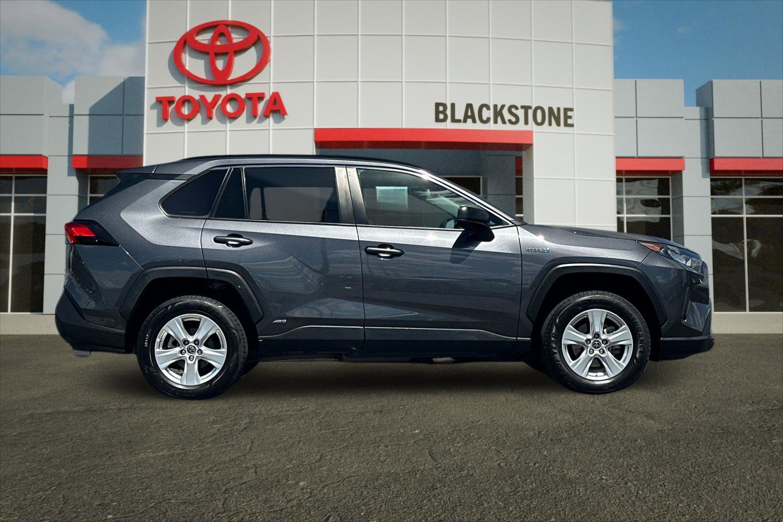 Used 2021 Toyota RAV4 LE AWD/4WD image 2