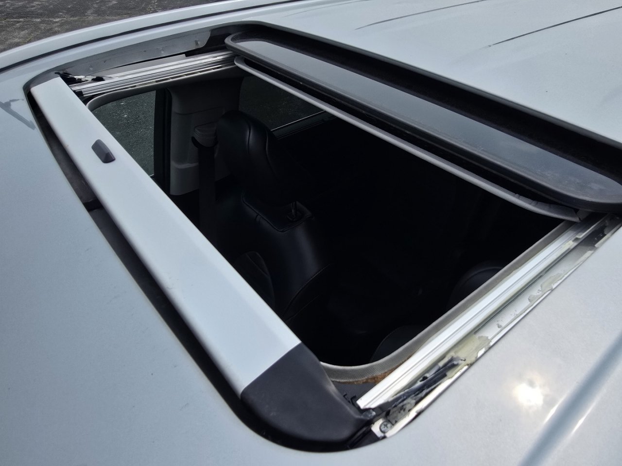 Used 2022 Toyota Highlander XLE FWD image 3