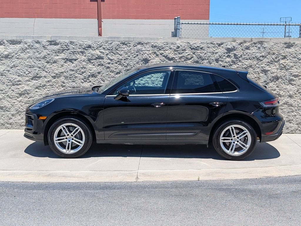 Certified 2024 Porsche Macan AWD/4WD image 2