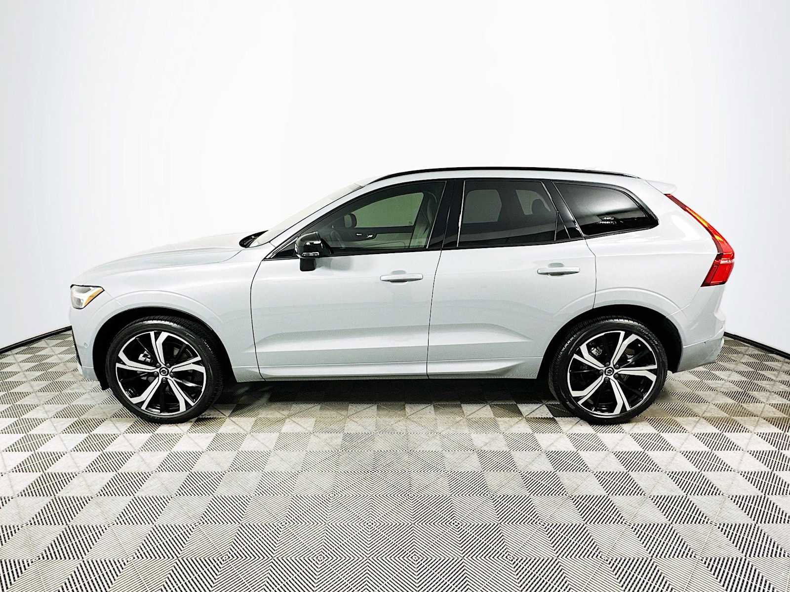 Used 2025 Volvo XC60 B5 Ultra w/ Protection Package Premier image 4