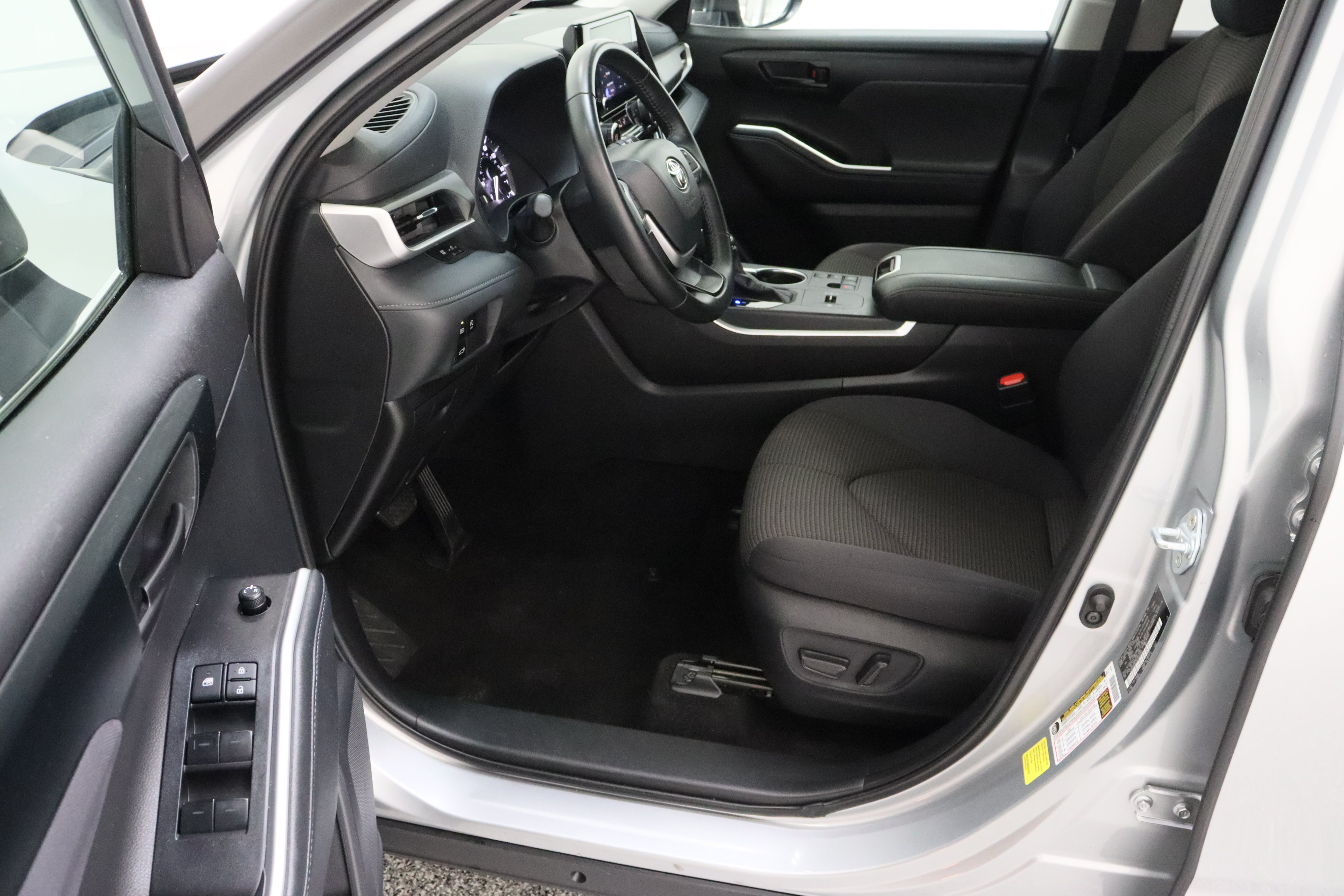 Certified 2025 Toyota Highlander LE FWD image 14