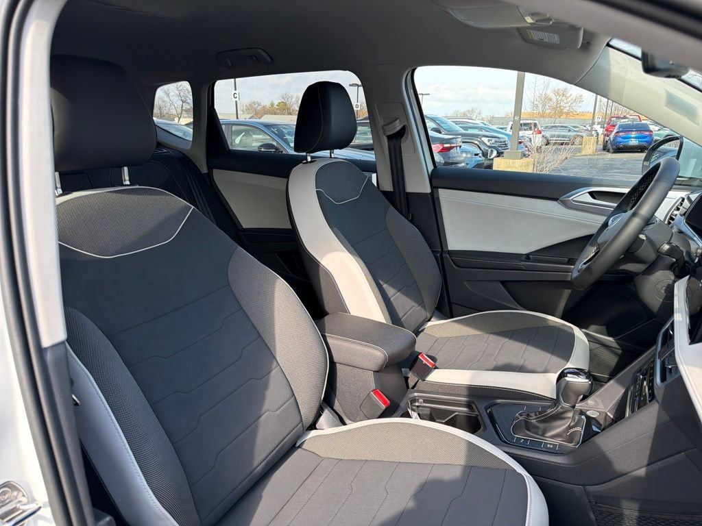 New 2026 Volkswagen Taos SE FWD image 32
