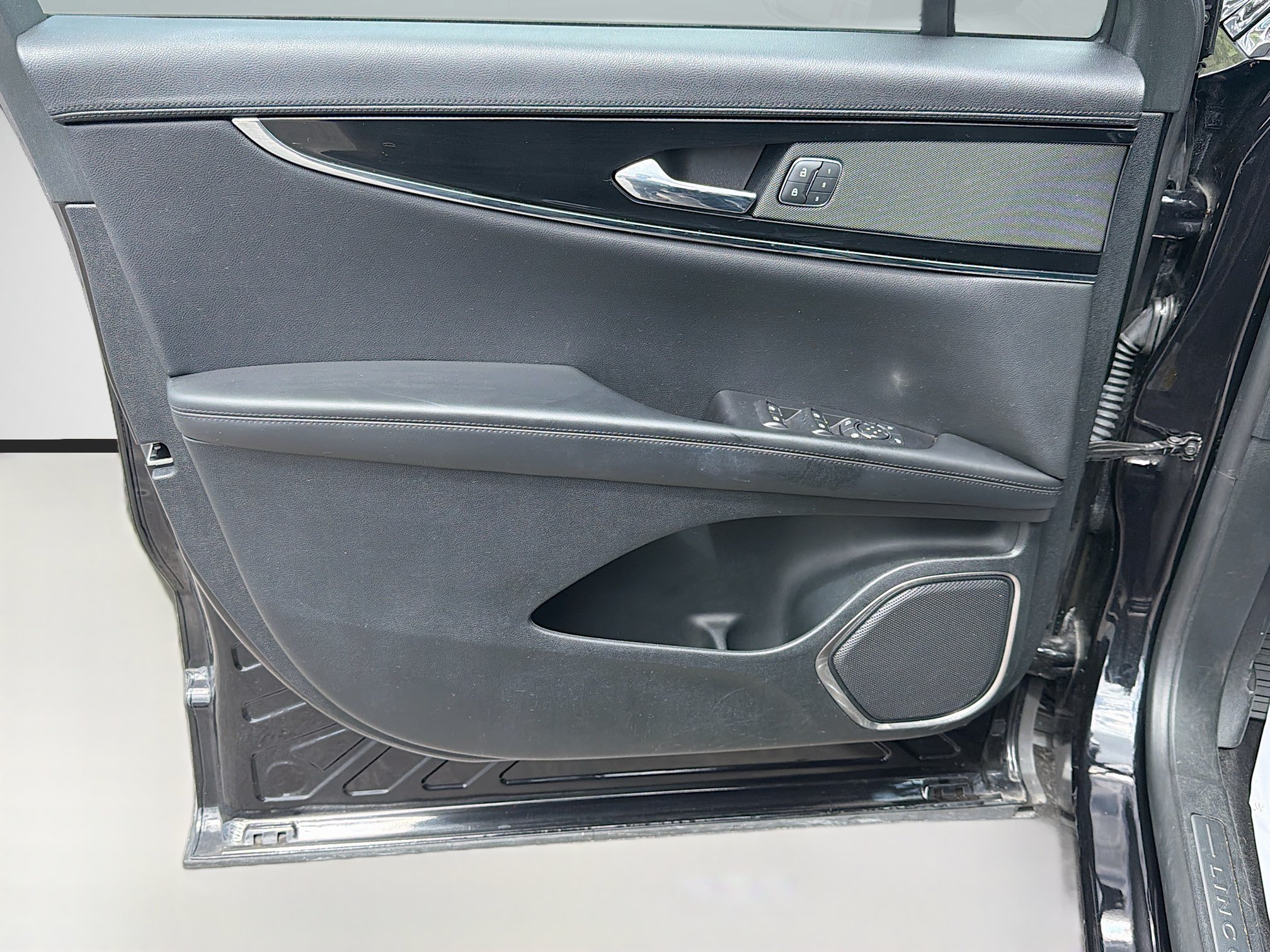 Used 2022 Lincoln Nautilus FWD w/ Premium Package image 21