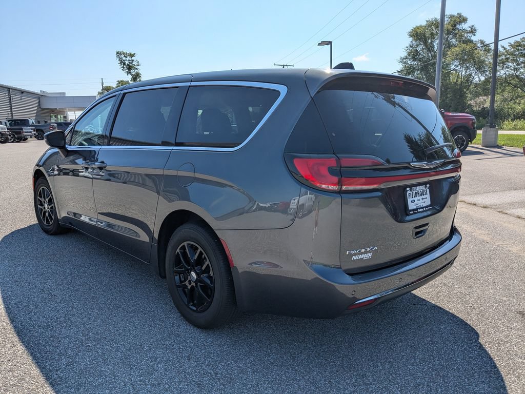 Used 2023 Chrysler Pacifica Touring-L FWD image 7