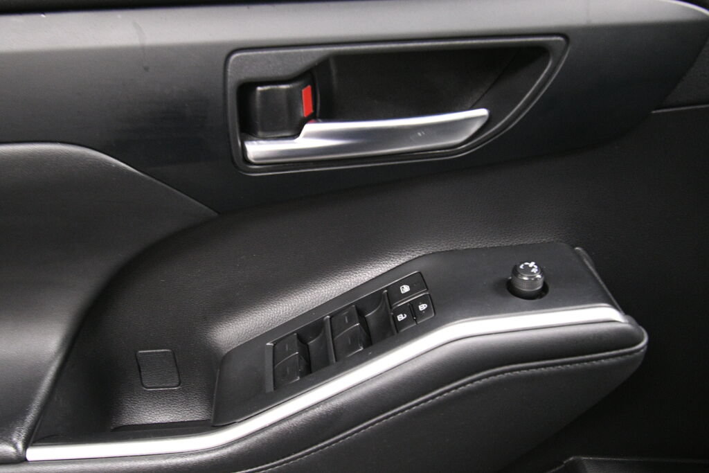 Used 2023 Toyota Highlander XLE AWD/4WD image 11