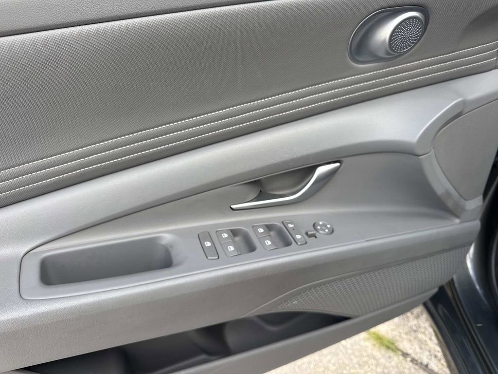 Used 2025 Hyundai Elantra SEL image 37