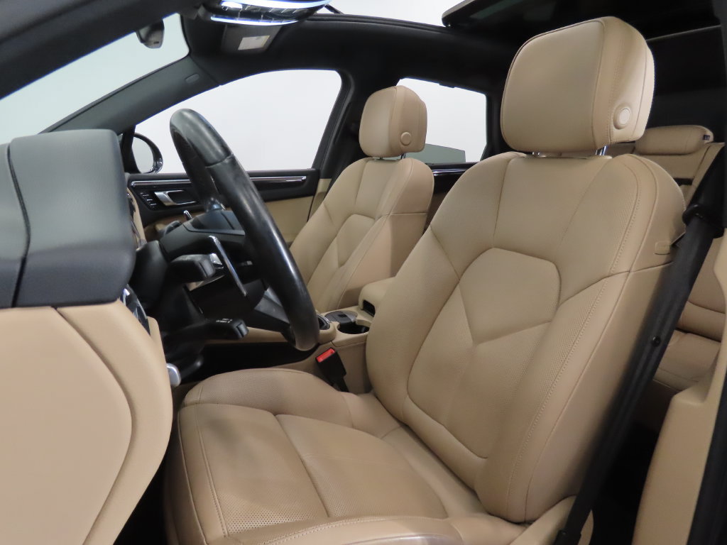 Certified 2023 Porsche Macan AWD/4WD image 5