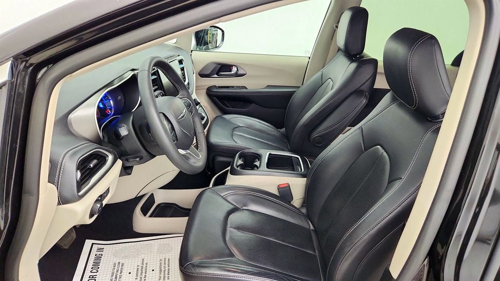 Used 2022 Chrysler Pacifica Touring-L FWD image 18