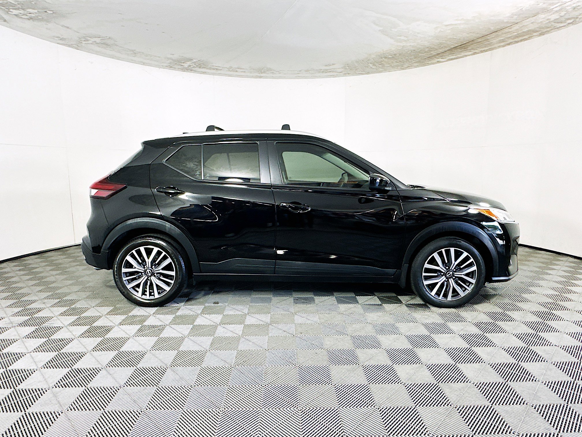 Used 2022 Nissan Kicks SV w/ Exterior Package FWD image 2