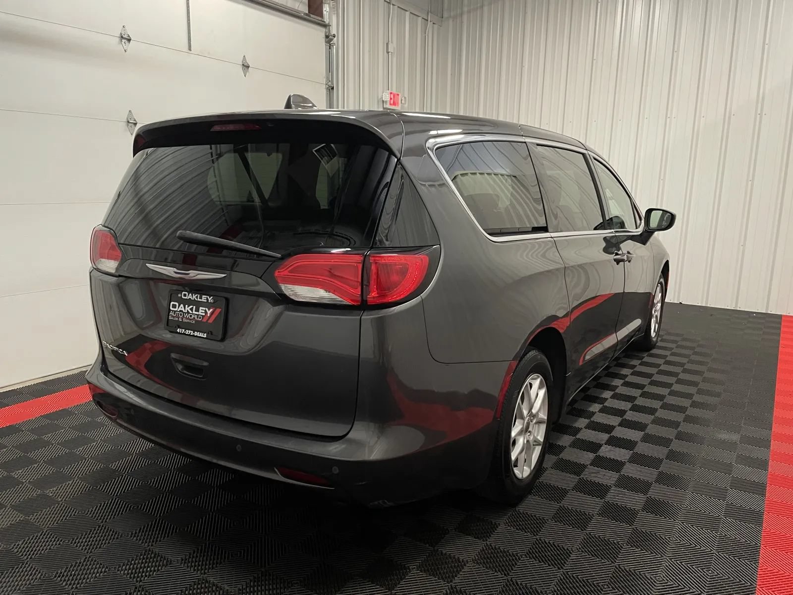 Used 2018 Chrysler Pacifica LX FWD image 4