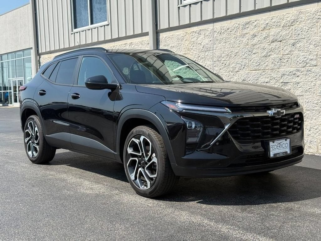 Used 2025 Chevrolet Trax RS w/ Sunroof Package FWD image 2