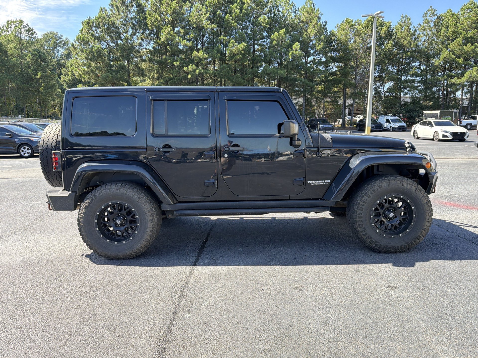 Used 2015 Jeep Wrangler Unlimited Sahara w/ Connectivity Group AWD/4WD image 13