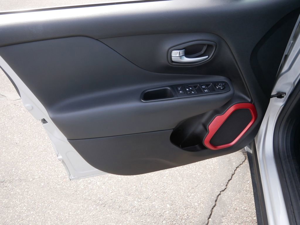Used 2018 Jeep Renegade Trailhawk AWD/4WD image 12