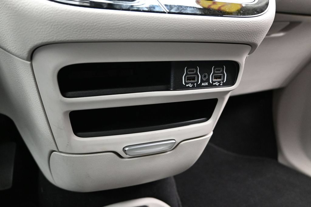 Used 2023 Chrysler Pacifica Touring-L FWD image 44