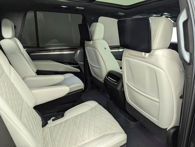 Used 2025 Cadillac Escalade Sport Platinum w/ LPO, Floor Liner Package AWD/4WD image 18