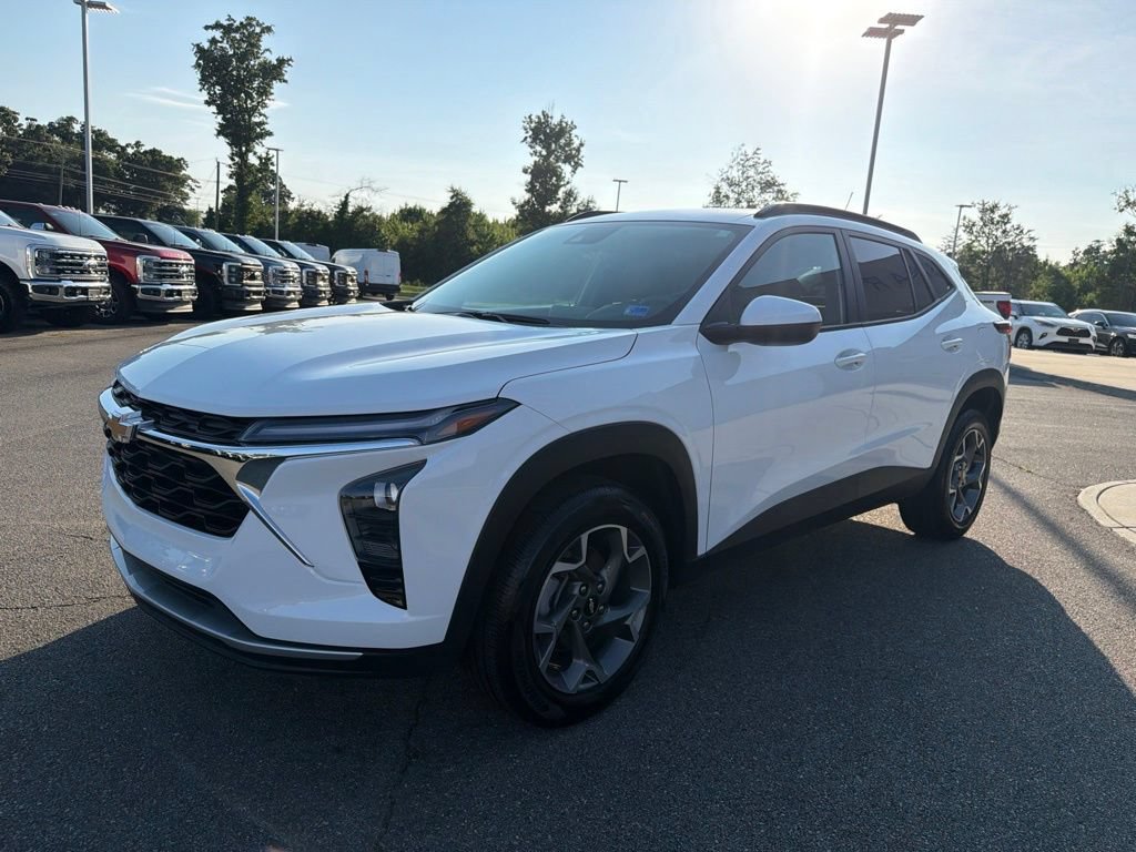 Used 2025 Chevrolet Trax LT FWD image 8