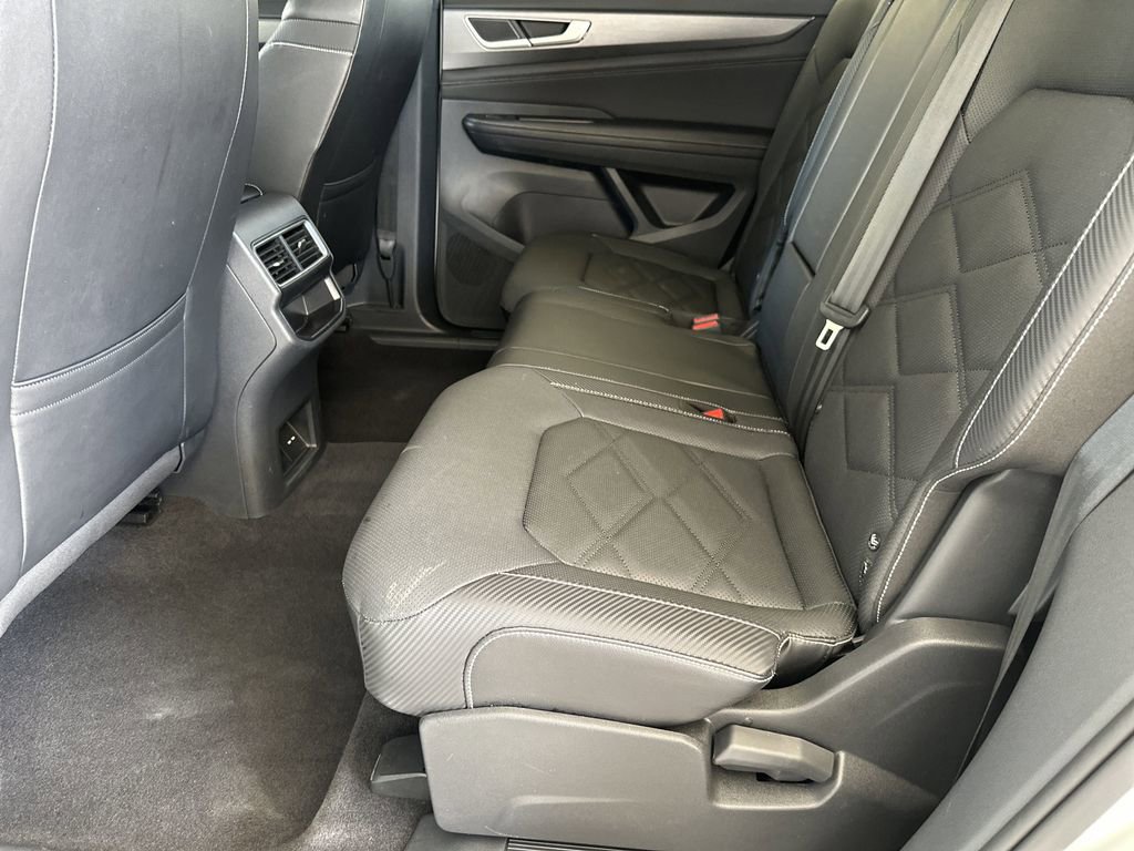Used 2025 Volkswagen Atlas Cross Sport SE FWD image 30