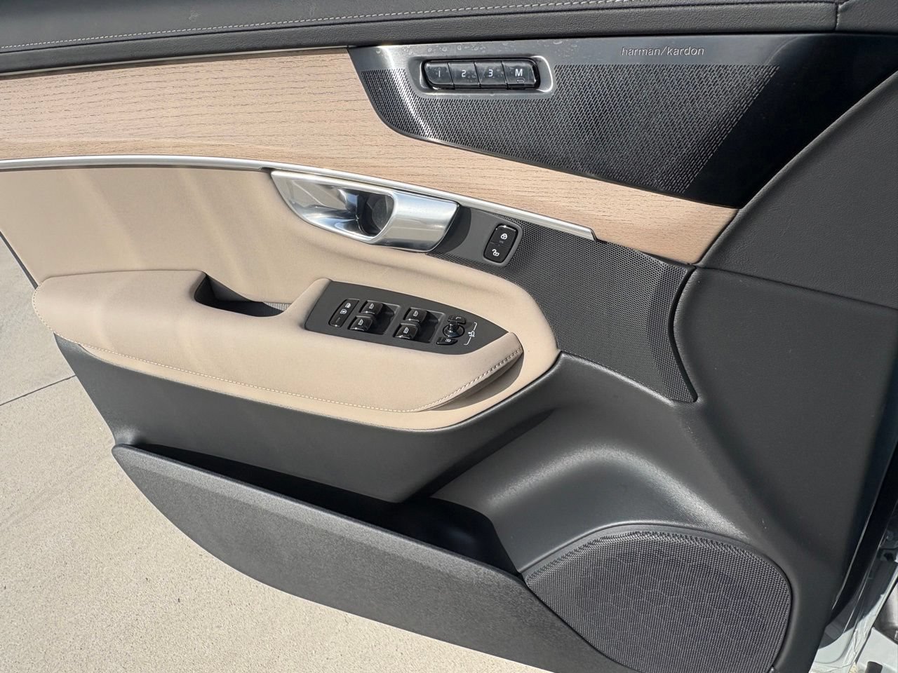 New 2026 Volvo XC90 B6 Plus w/ Protection Package Premier AWD/4WD image 17