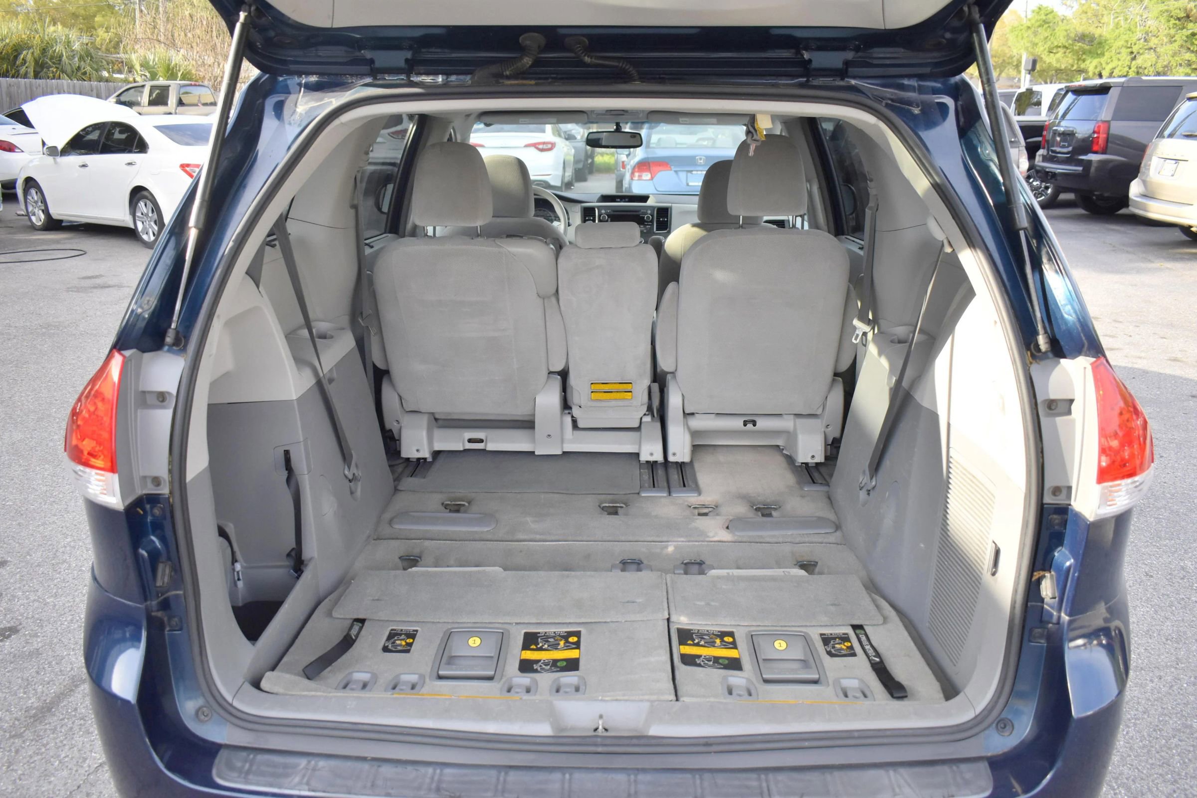 Used 2012 Toyota Sienna LE image 19