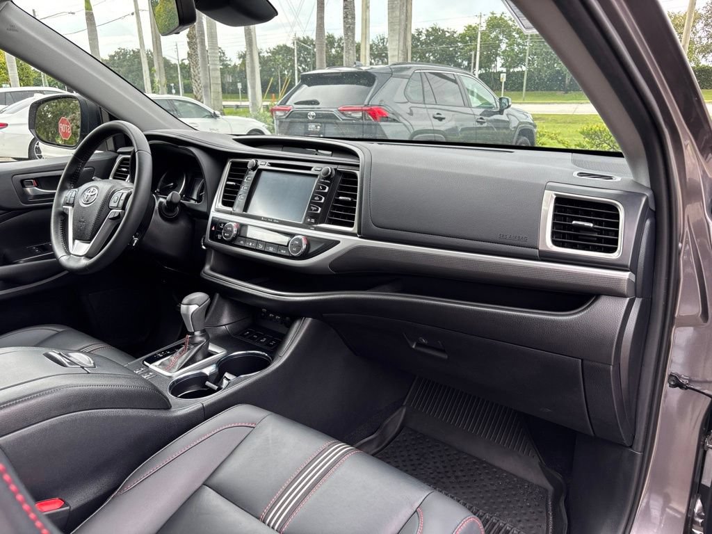 Used 2019 Toyota Highlander SE AWD/4WD image 14