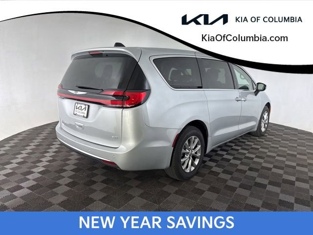 Used 2023 Chrysler Pacifica Touring-L image 5