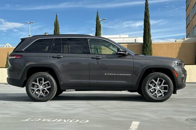 New 2025 Jeep Grand Cherokee Limited image 3