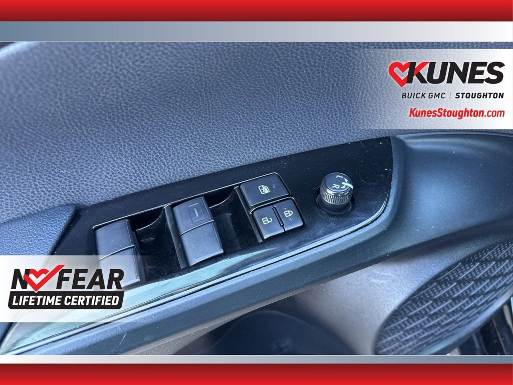 Used 2022 Toyota Prius XLE image 19