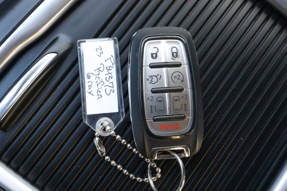 Used 2023 Chrysler Pacifica Touring-L image 31