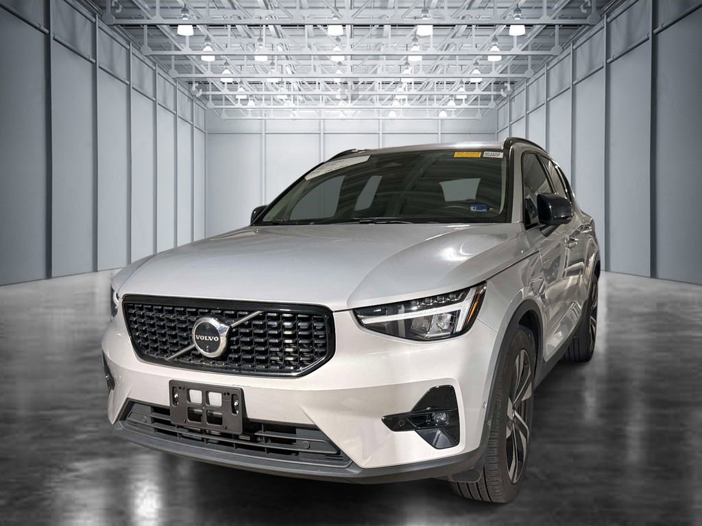 Used 2023 Volvo XC40 B5 Plus w/ Driver Assist Package AWD/4WD image 1