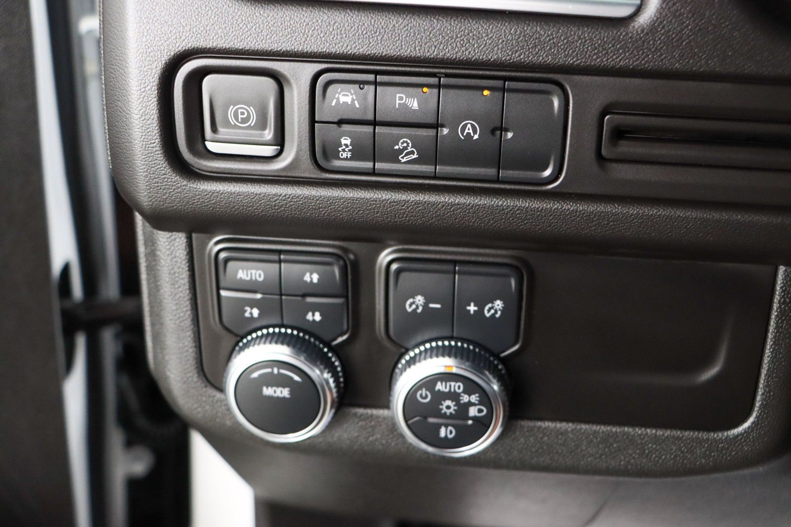 Used 2024 GMC Yukon AT4 AWD/4WD image 23