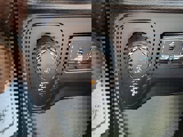 Used 2015 Jeep Renegade Limited image 15