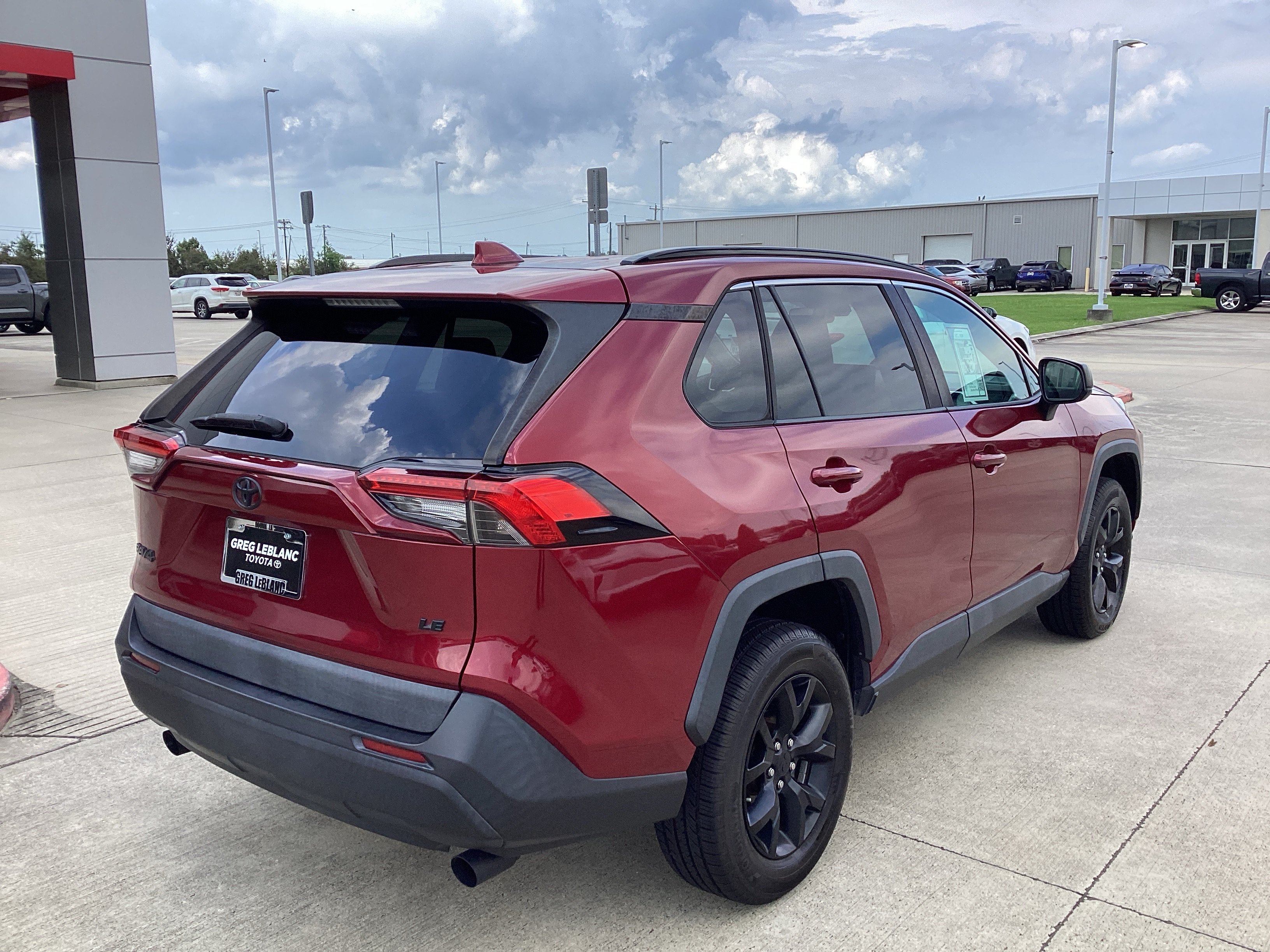 Used 2021 Toyota RAV4 LE FWD image 7