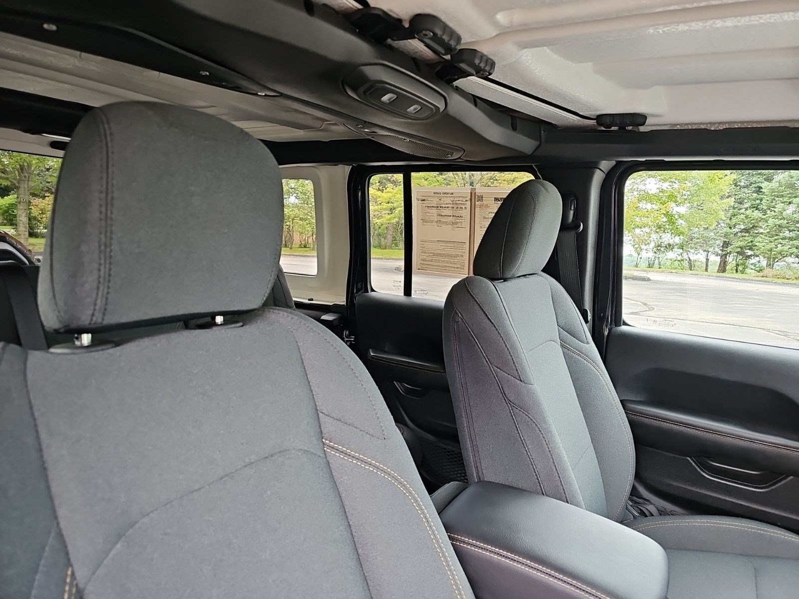 Used 2025 Jeep Wrangler Unlimited Sahara AWD/4WD image 11
