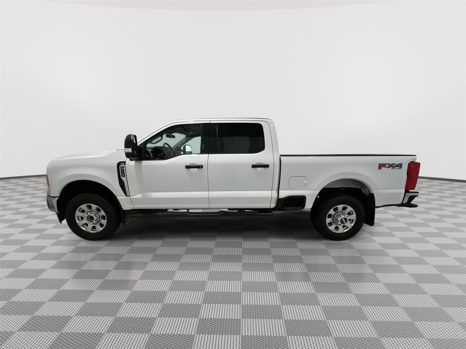 Used 2023 Ford F250 XLT w/ FX4 Off-Road Package image 2