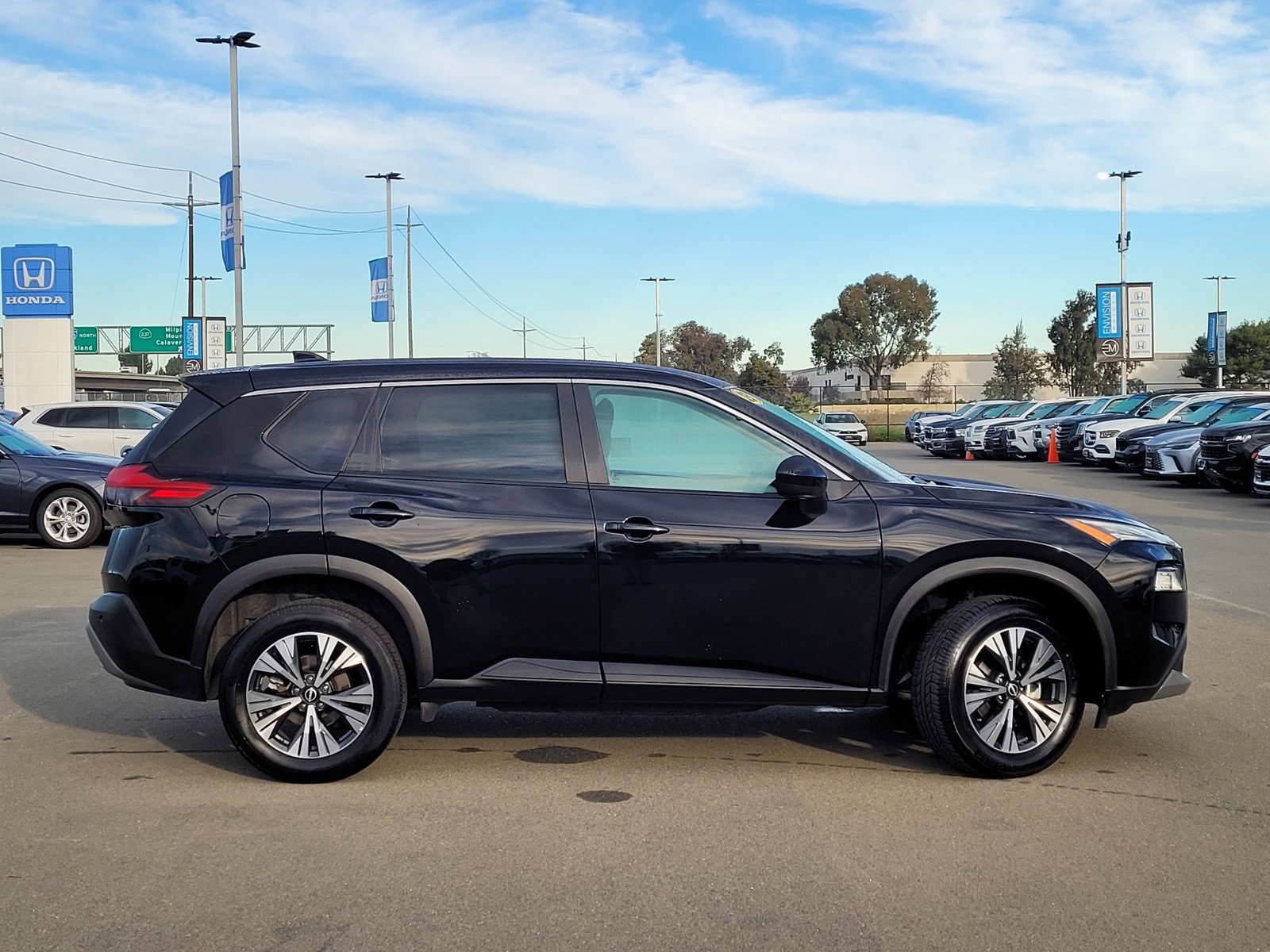 Used 2023 Nissan Rogue SV image 4