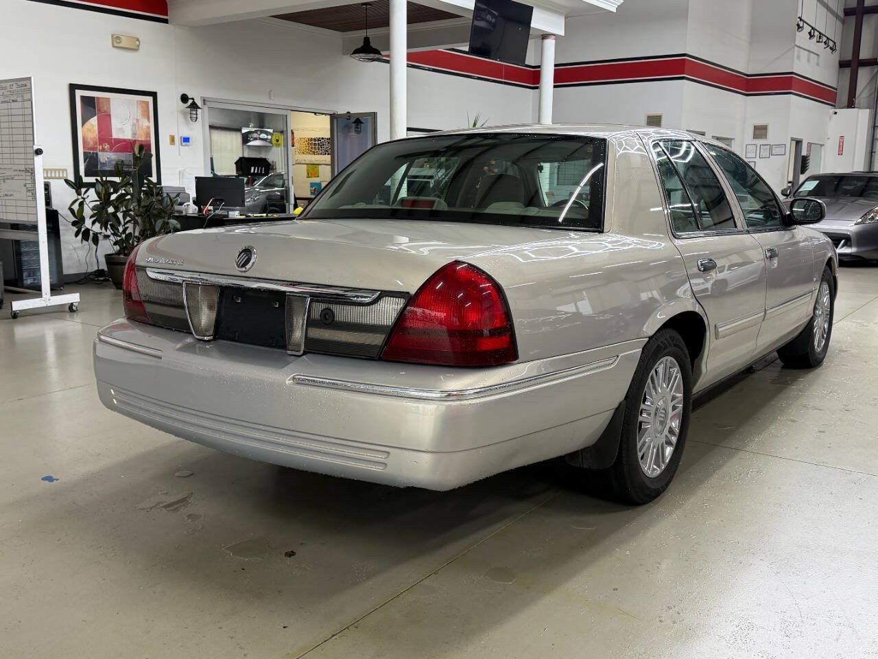 Used 2010 Mercury Grand Marquis LS RWD image 2