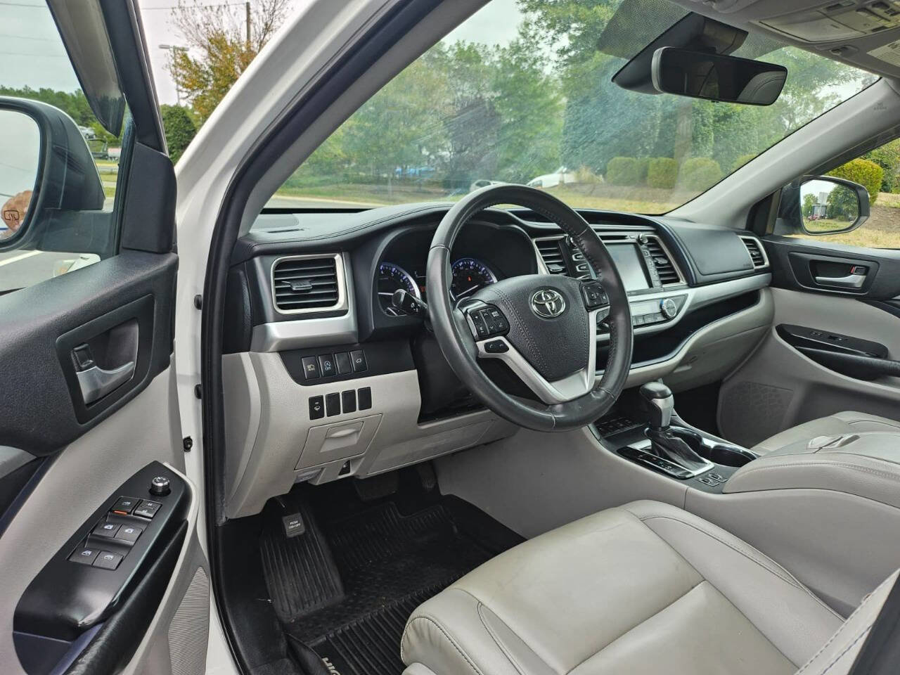 Used 2019 Toyota Highlander XLE image 9