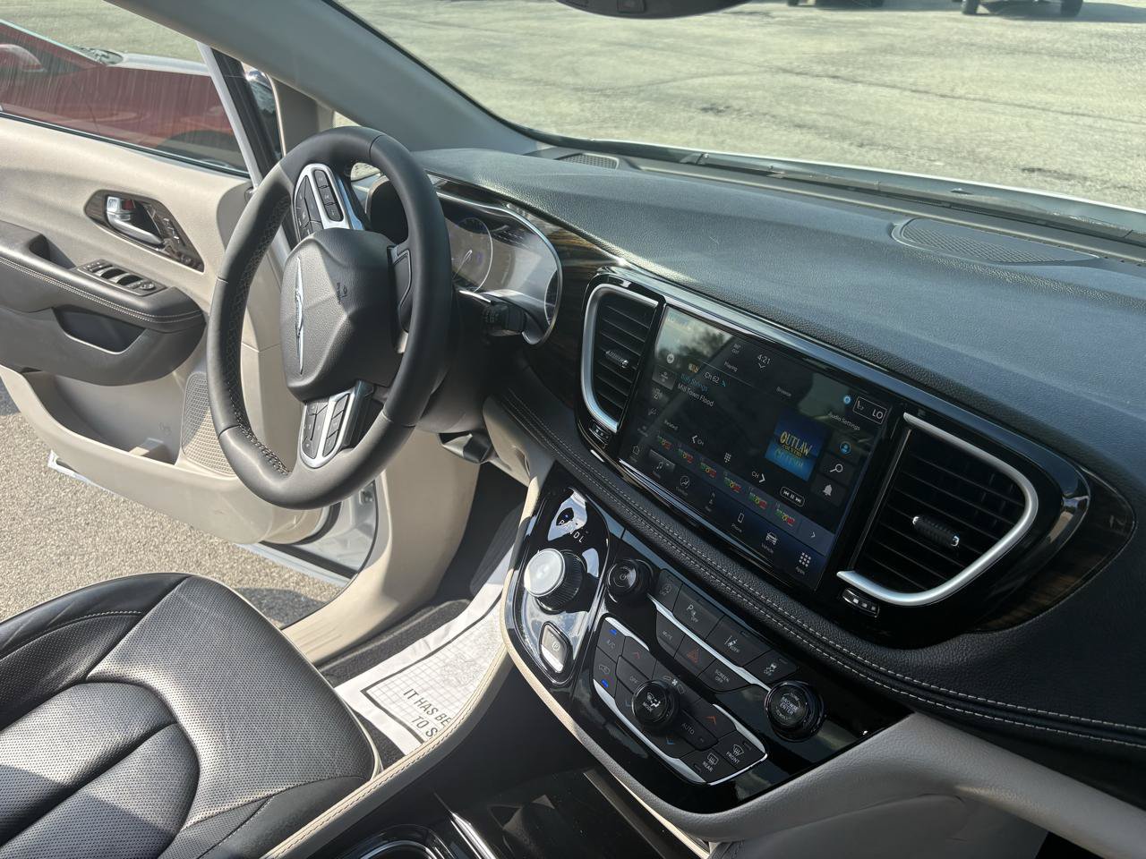 Used 2024 Chrysler Pacifica Limited FWD image 38