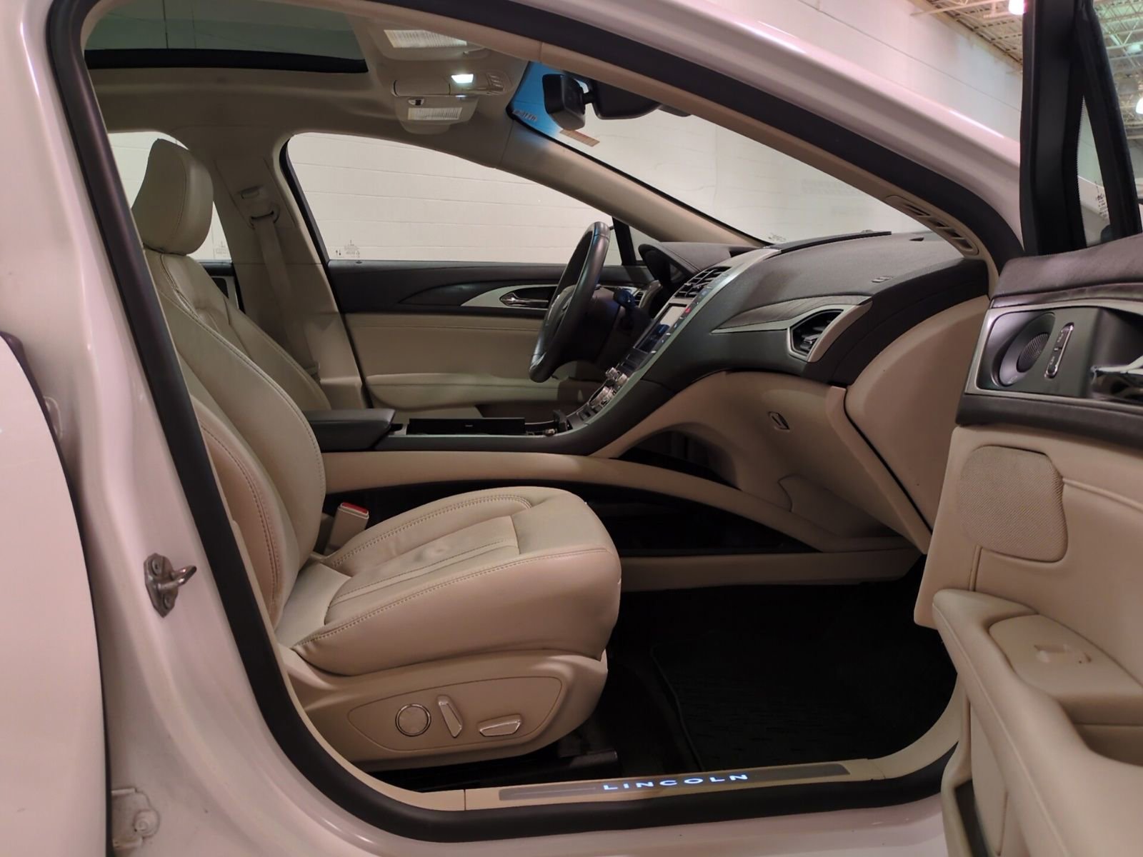 Used 2020 Lincoln MKZ Reserve w/ Elements Package image 11