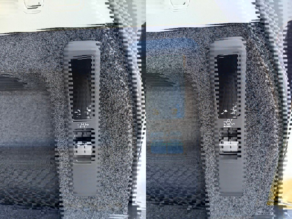 Used 2025 Land Rover Range Rover SE image 12