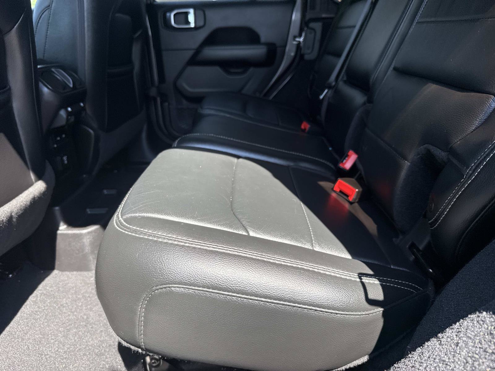 Used 2018 Jeep Wrangler Unlimited Sahara AWD/4WD image 11
