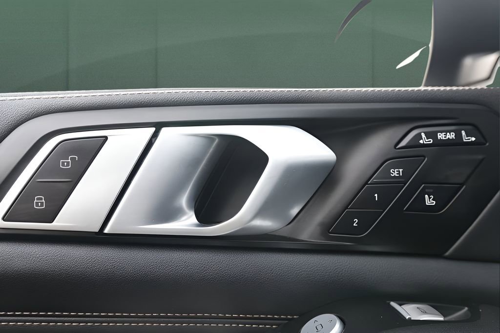 Used 2025 BMW X7 xDrive40i image 32