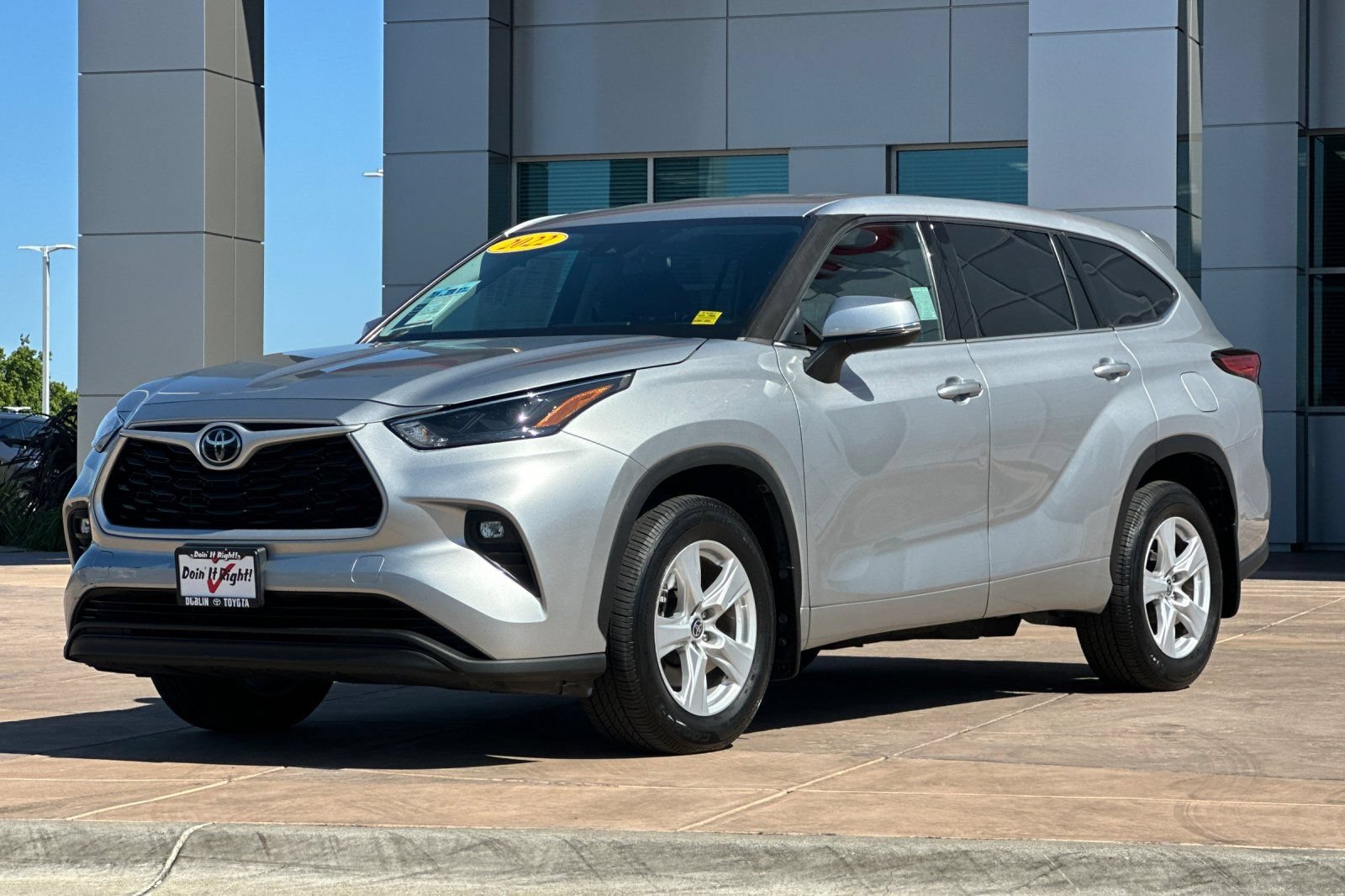 Used 2022 Toyota Highlander LE AWD/4WD image 8
