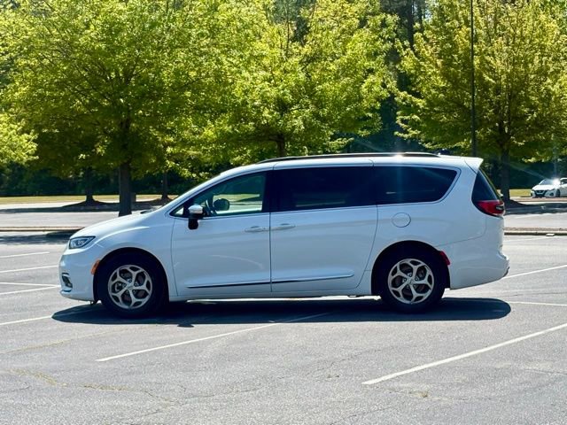 Used 2023 Chrysler Pacifica Limited FWD image 3