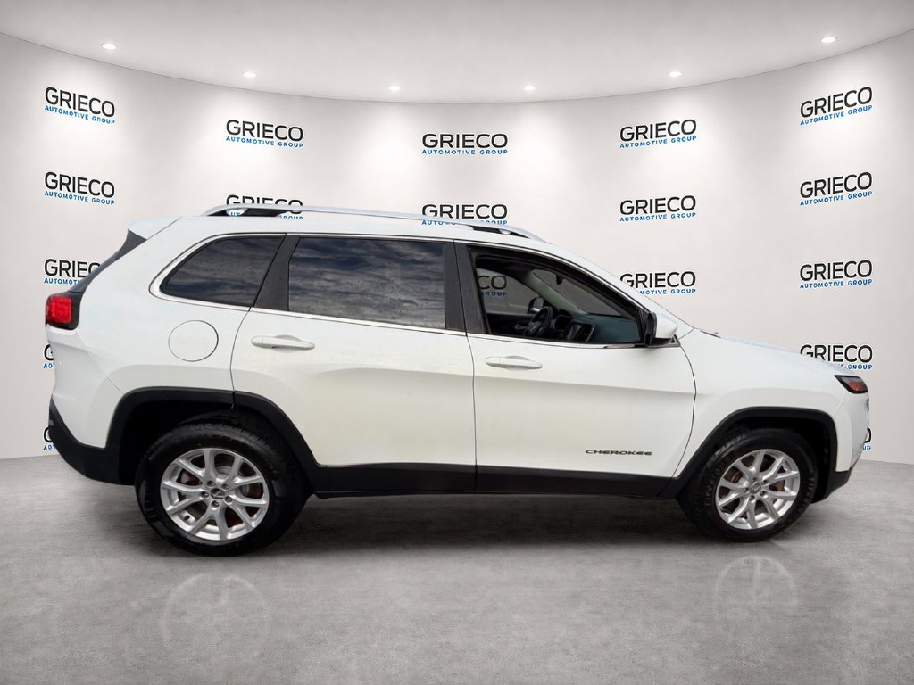 Used 2017 Jeep Cherokee Latitude w/ Cold Weather Group AWD/4WD image 6