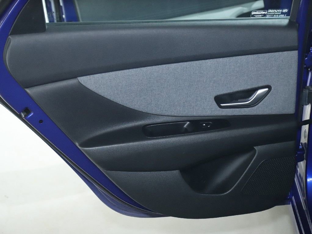 Used 2023 Hyundai Elantra Limited image 13