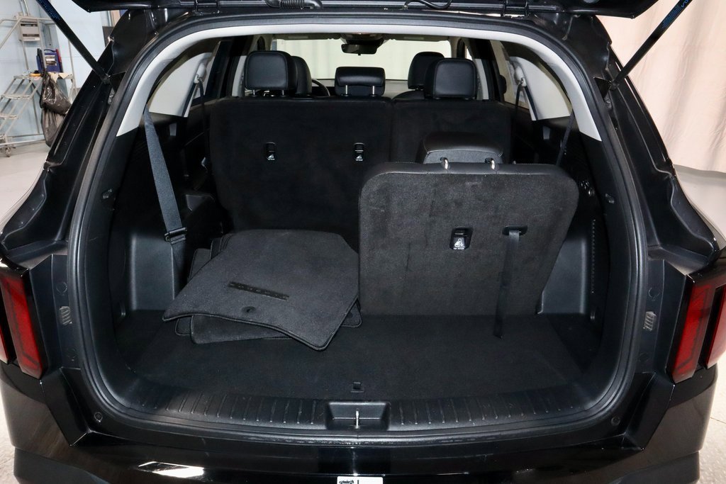 Used 2024 Kia Sorento S image 16
