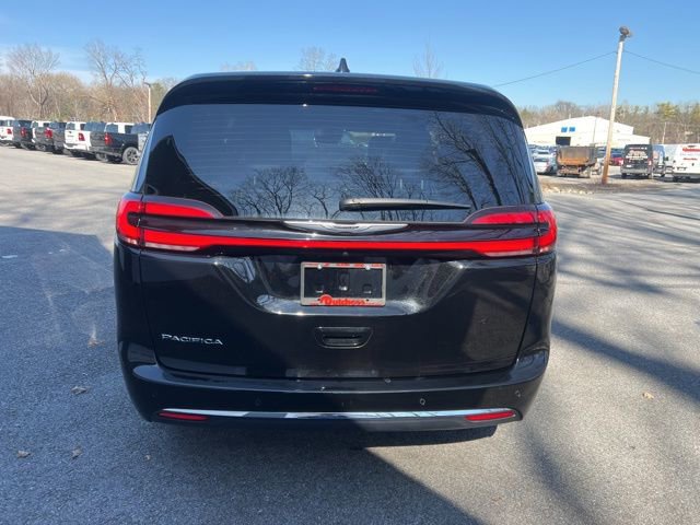 Used 2025 Chrysler Pacifica Select image 4